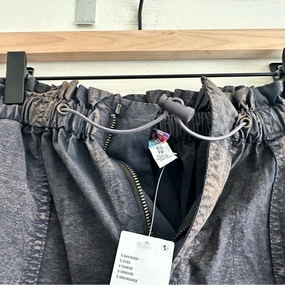 NWT Urban Outfitters Sloan Nylon Balloon Pants. Size: XS. Excellent condition - Picture 14 of 14